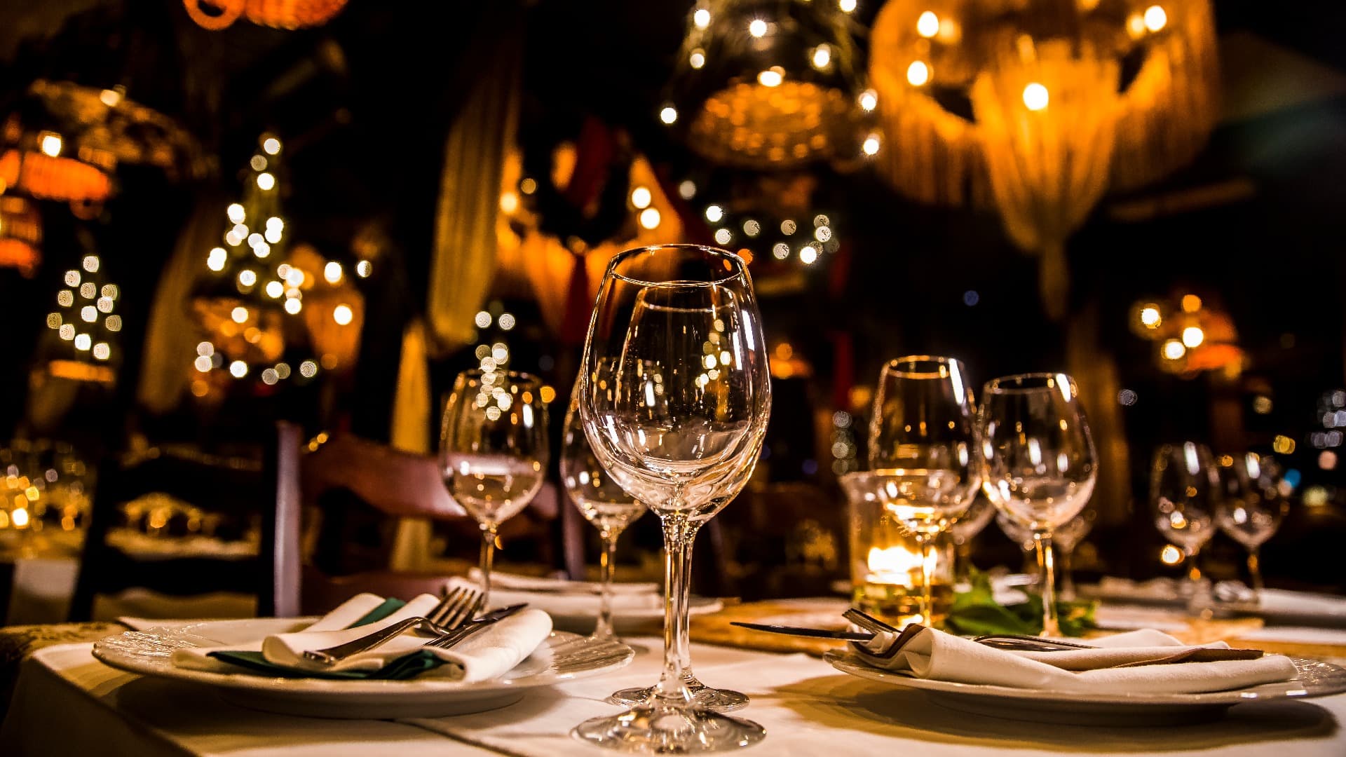 luxury elegant table setting dinner in a restaurant